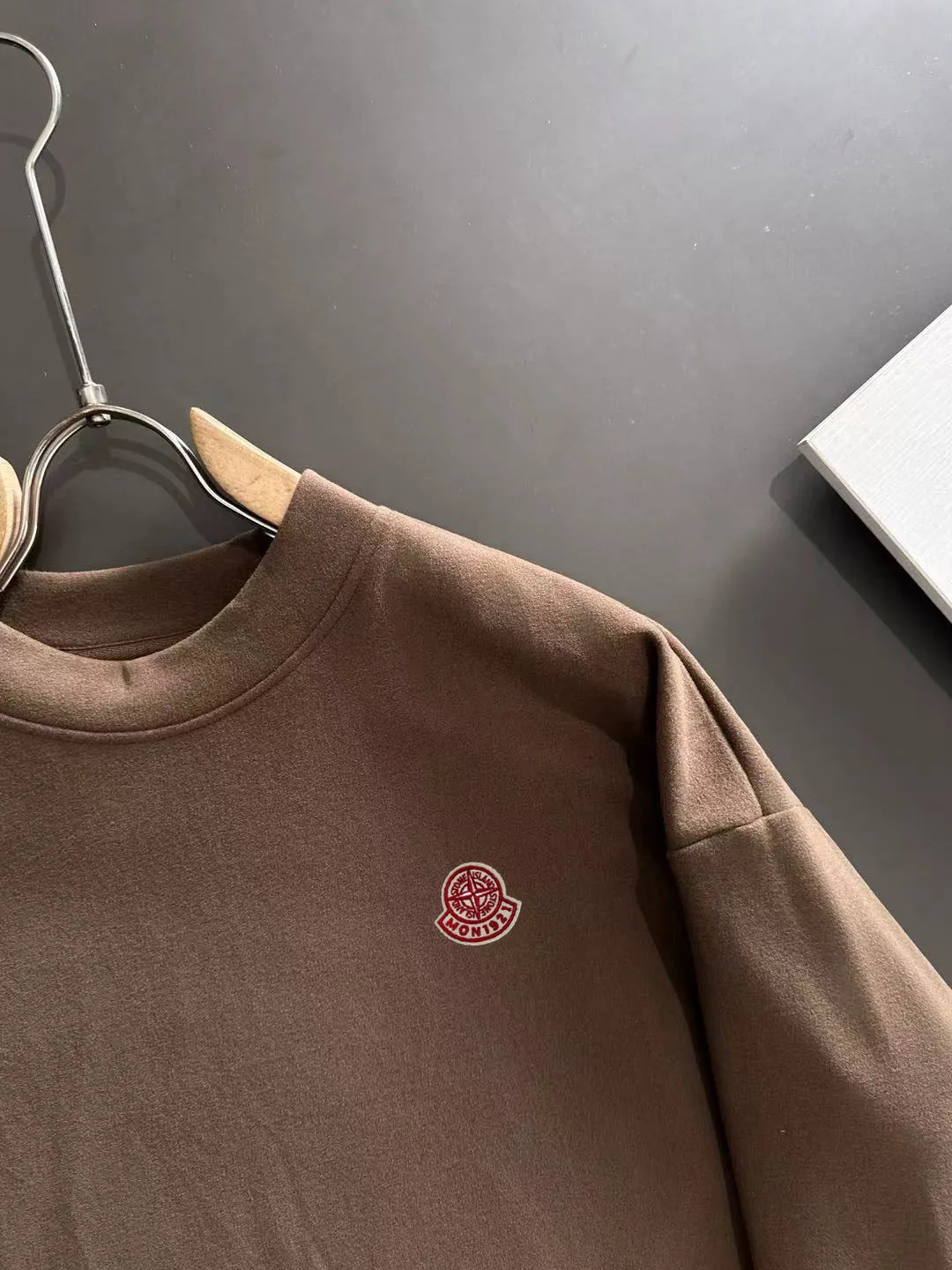 Next day shipment P360 Stone lsland/Stone Island Exclusive launch of 25ss new autumn and winter long sleeves Many celebrities have the same style. Craftsmanship that ordinary small workshops cannot copy. No matter in terms of materials, detail restoration and craftsmanship, we are not afraid of any challenges, just to provide you with wonderful products. Compare the top original versions at will. No expense is spared just to do better. Unique imported fabric feel. Purely imported German machine production. Precision operation and 10,000-needle density. A full set of new accessories with three standards can be customized simultaneously. The upper body is versatile and fashionable. The perfect choice for autumn and winter. A must-have item. Size chart: M to XL (or please state your height and weight when placing an order)
